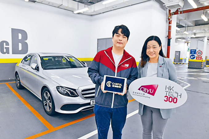 ■創立智能租車平台的李尚均（左）表示會參加「HK Tech 300」廣闊人際網絡，旁為城大協理副校長羅璇。