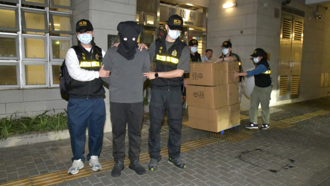 安达邨公屋藏逾5万支私烟 28岁男速递员被捕。徐裕民摄