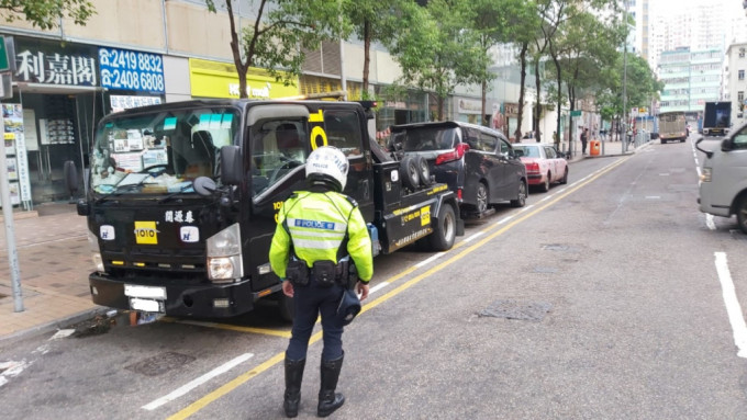 荃灣警區嚴打阻塞交通行為 2日內共發1079張「牛肉乾」拖走6車
