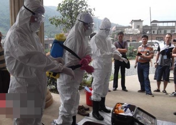为恐皮肤炭疽疫情爆发，当局派出身穿保护装备的人员进行大规模消毒。（资料图片）