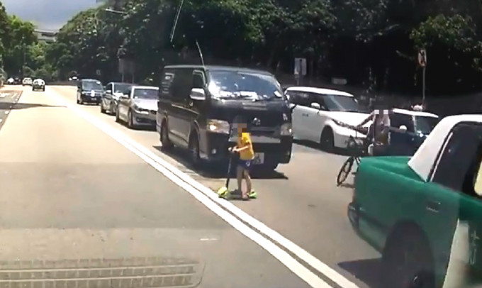 男童踩車衝過馬路。網民Kenny Lai圖片