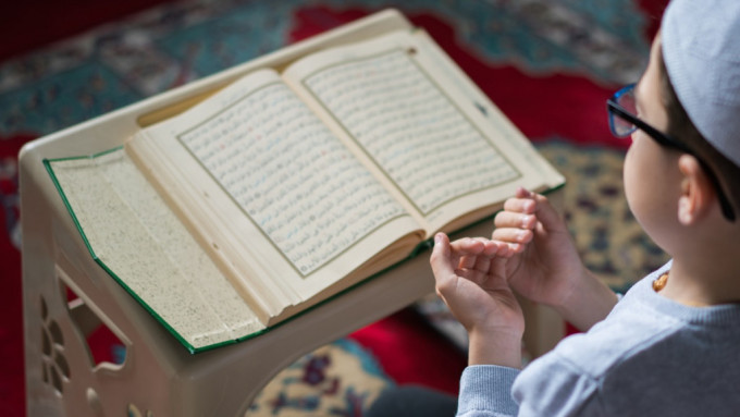 穆斯林委員會接獲投訴指一名男童疑因未能背誦《可蘭經》部分章節，被宗教老師掌摑至視網膜脫落。iStock示意圖，非涉事人