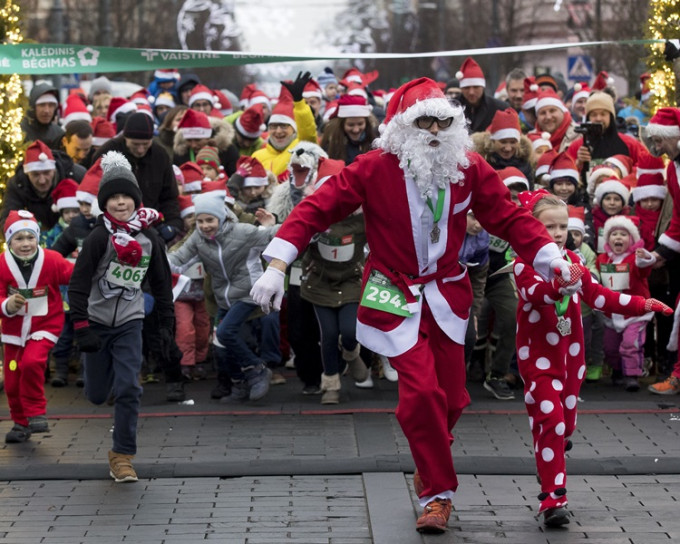 立陶宛首都维尔纽斯举行年度圣诞慈善跑。AP