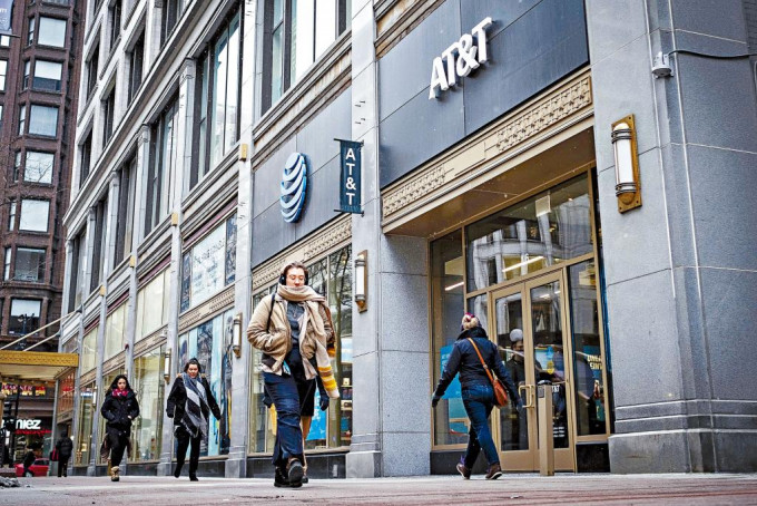 ■電訊業巨企AT&T股價及市值均大跌，惟有重組業務救亡。