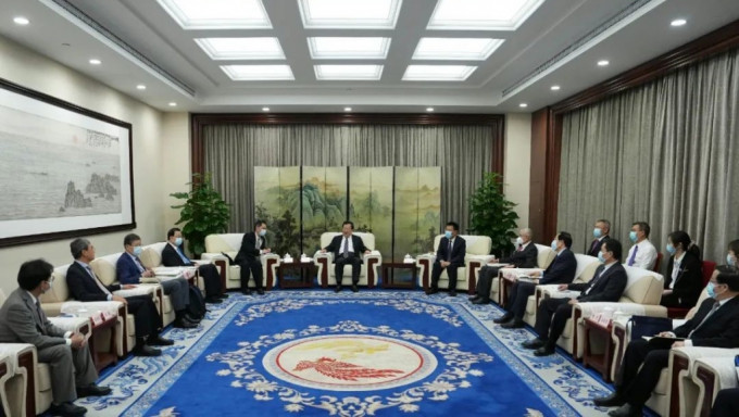 夏寶龍今日在北京會見了全國港澳研究會會長鄧中華及副會長等。