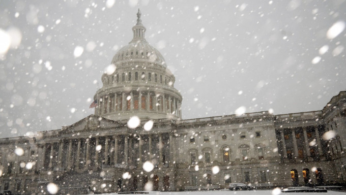 受暴风雪影响，华盛顿特区的联邦政府机构暂时关闭。AP图片