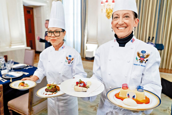 白宫行政总厨在国宴厅展示部分国宴菜式。