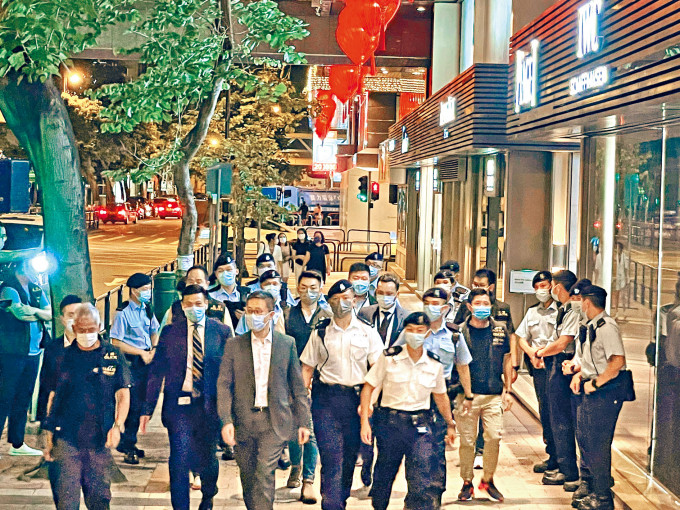 ■警队「一哥」萧泽颐（前排灰西装）亲自督师反罪恶，扫荡黑帮操控场所。