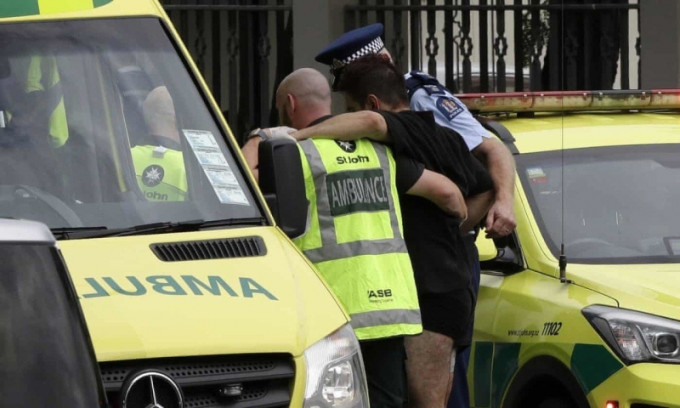新西蘭基督城市中心一座清真寺發生大規模槍擊案，圖為警方協助傷者進入救護車。AP