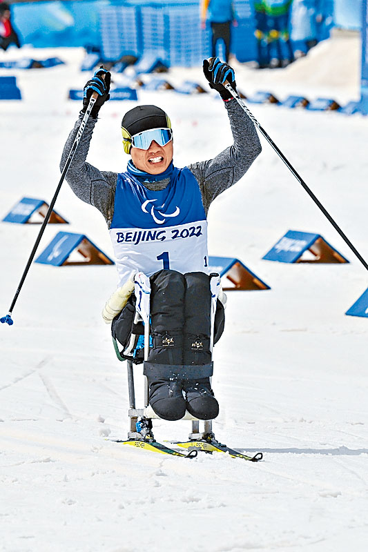 鄭鵬於越野滑雪短距離坐姿拿下個人第二金。