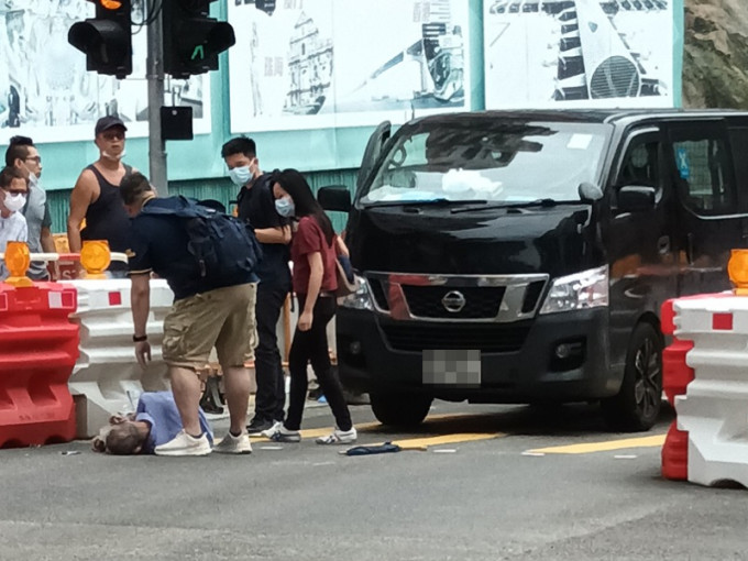 男子過馬路期間遭客貨車撞倒。FB群組香港突發事故報料區圖片