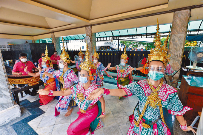 ■泰国政府为挽救旅游业，将重新开放首都曼谷和其他主要旅游点，包括华欣和芭堤雅。