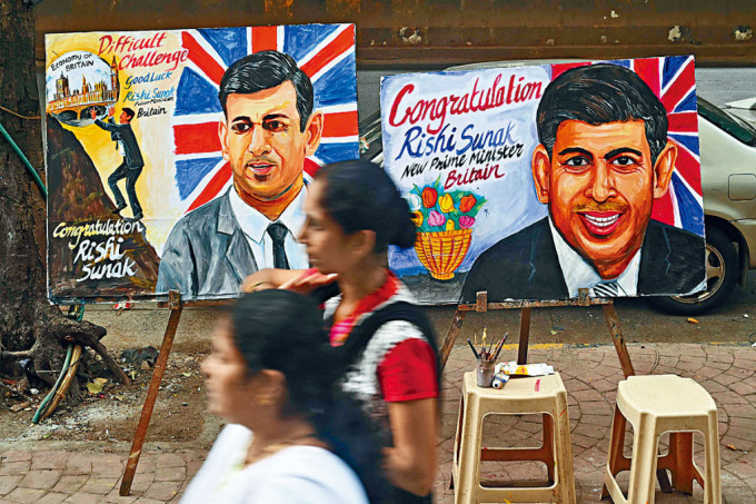 印度孟買街頭有人繪畫辛偉誠肖像，慶祝他成為英相。