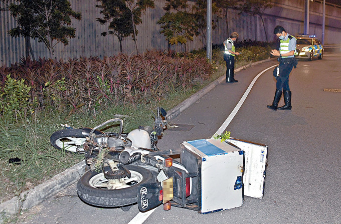 ■肇事外賣電單車翻側路中。