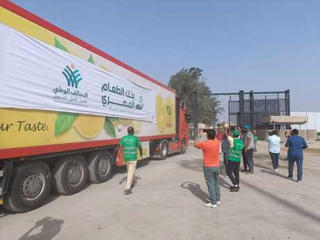  載有人道援助物資的卡車本周初從埃及拉法口岸駛向加沙。路透社