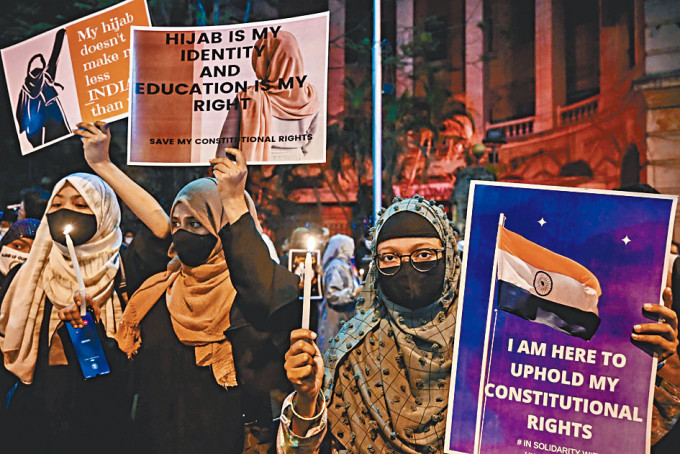 印度南部穆斯林妇女抗议女学生被禁戴头巾上学。