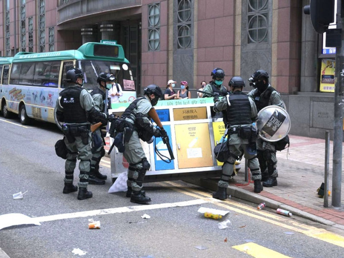 当日示威者游行后堵路警员到场清理。资料图片