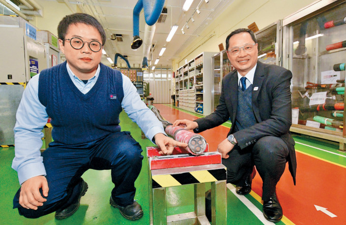 （左起）港灯工程师朱科，输配电科工程建设及保养主管杨广通介绍利用AI做电缆医生，帮电缆做身体检查。
