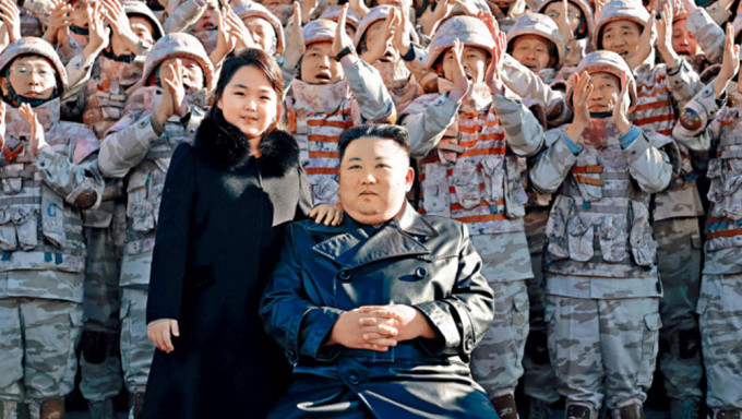 北韩官媒周日发布照片，显示金正恩和女儿与开发「火星-17」洲际导弹的有功者合照。