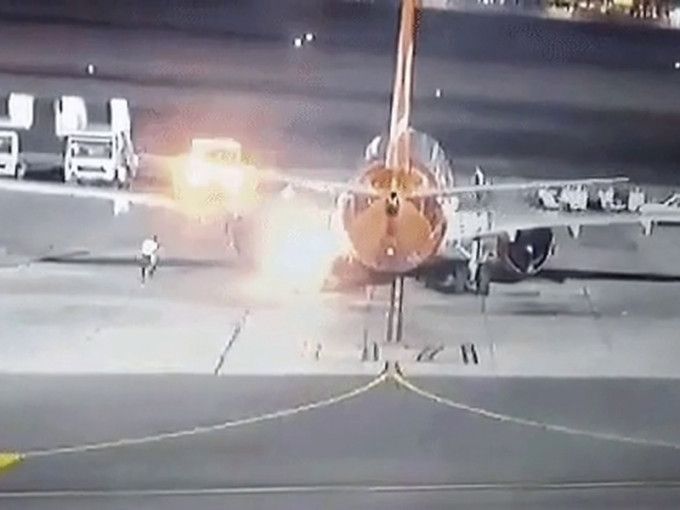 乌克兰一架客机落地滑行期间，起落架突然冒火。(网图)