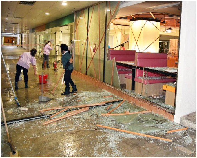 泰式餐厅遭砸毁窗橱玻璃后被投掷燃烧弹。