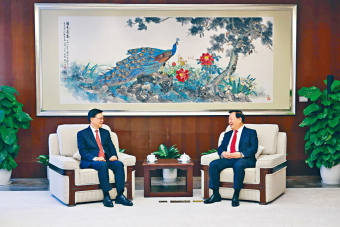 夏寶龍昨日上午在深圳會見行政長官李家超一行。
