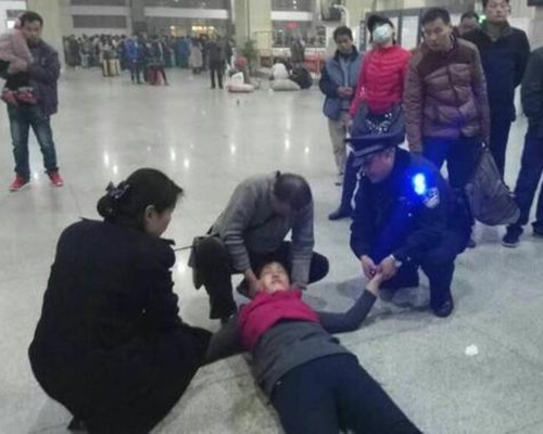 女子一頭栽倒在地上不省人事。圖：潁州晚報