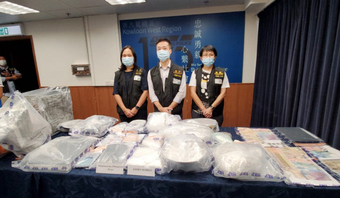 警方破获以外国人为首的贩毒集团，拘捕3名男子涉嫌制毒，检获逾3300万元毒品。 林思明摄