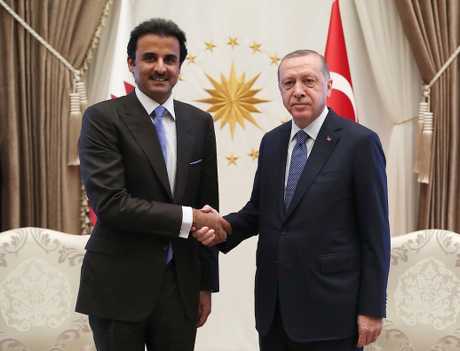 （左起）卡塔爾國王塔米姆今天在土耳其首都安卡拉與土耳其總統埃爾多安會面。AP