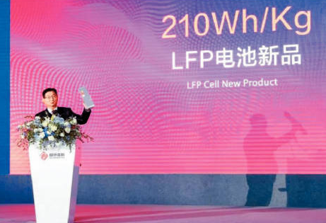 國軒高科工程研究總院常務副院長徐興無，向傳媒介紹了磷酸鐵鋰的210Wh/Kg軟包單體電池容量。