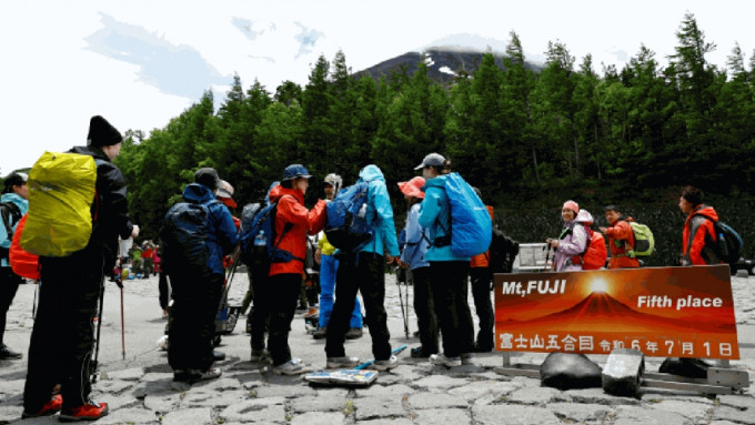 登山季的第一天，登山者和游客聚集在吉田路线登山步道上。（路透社）