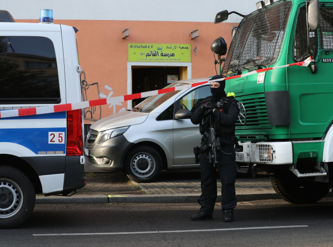 警方突击搜查4间回教清真寺，蒐集证据。AP