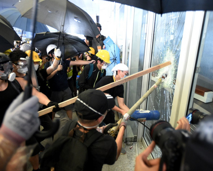 文章批评日回归的发生是端暴力行为践踏香港法治。