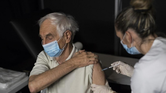 法國周一起將放寬完成接種疫苗確診者的隔離規定。AP