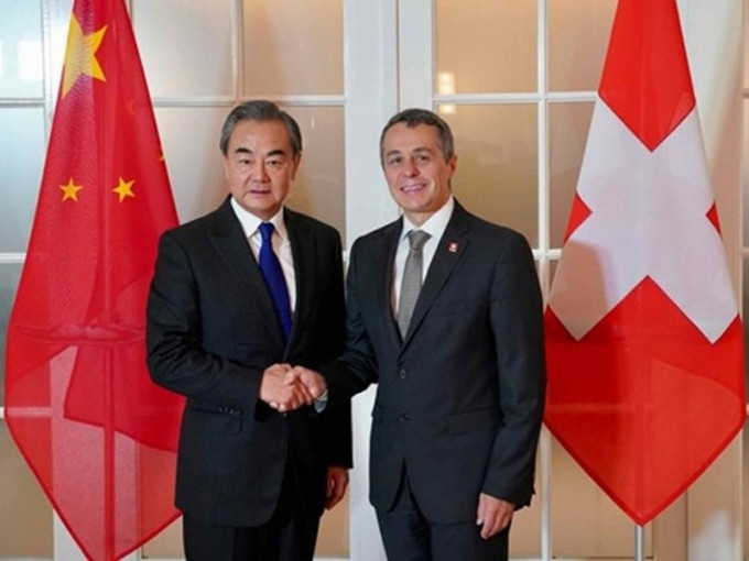 國務委員兼外長王毅與瑞士外長卡西斯，在瑞士伯恩共同主持中瑞第二輪外長級戰略對話。（網圖）