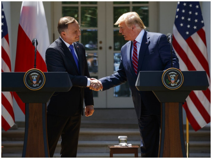 特朗普(右)与波兰总统杜达(左)握手。AP