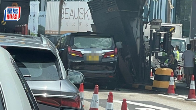 红隧发生私家车撞收费亭意外。fb：车cam L（香港群组）
