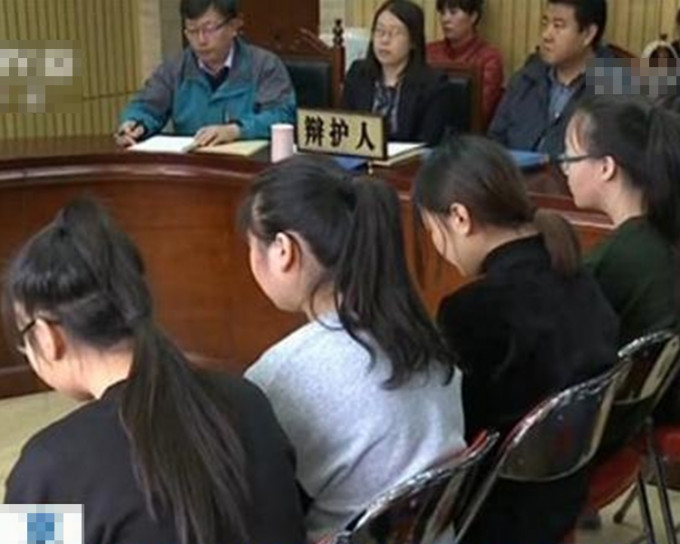 北京5名女学生无故殴打及辱骂2名女同学，分别被判1年及11个月有期徒刑。网图