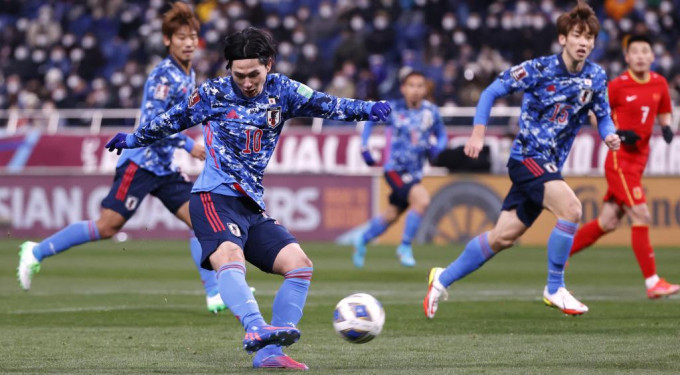 南野拓实(左)刚率领日本击败国足。Reuters
