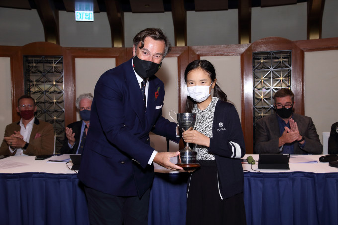 刘子晗（右）荣获本年度最具前途年轻帆船运动员奖。