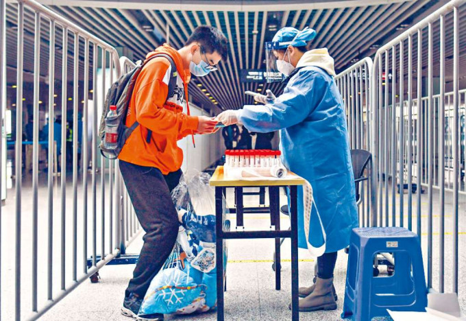 ■旅客昨天在杭州车站接受检测。