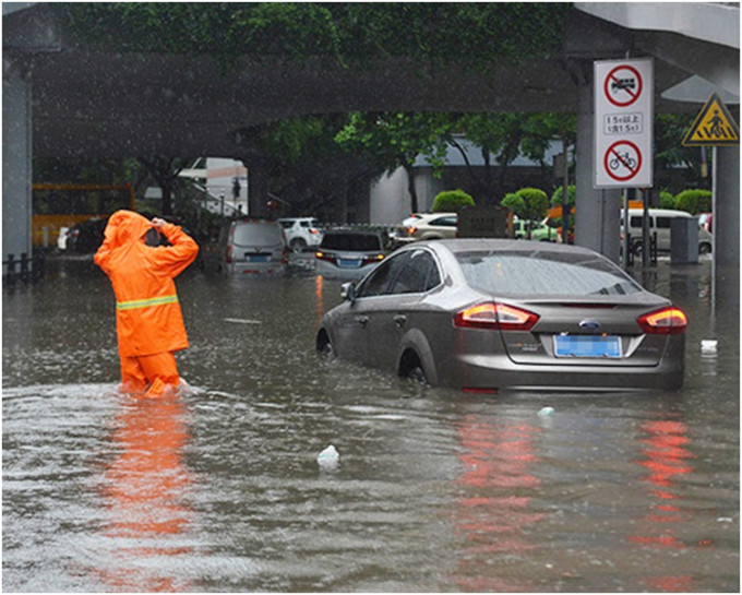 廣州遭受連續數十小時的大暴雨，造成多地出現水浸。