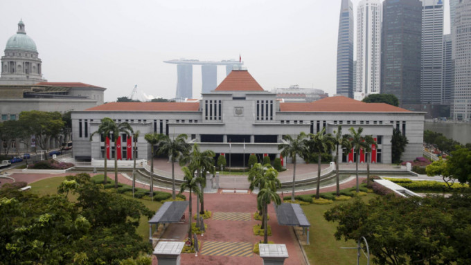 有中国游客因在新加坡国会附近违禁用无人机，被警方带走调查。路透社
