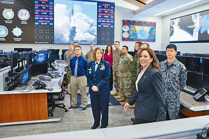 贺锦丽周一访问加州范登堡太空部队总部。