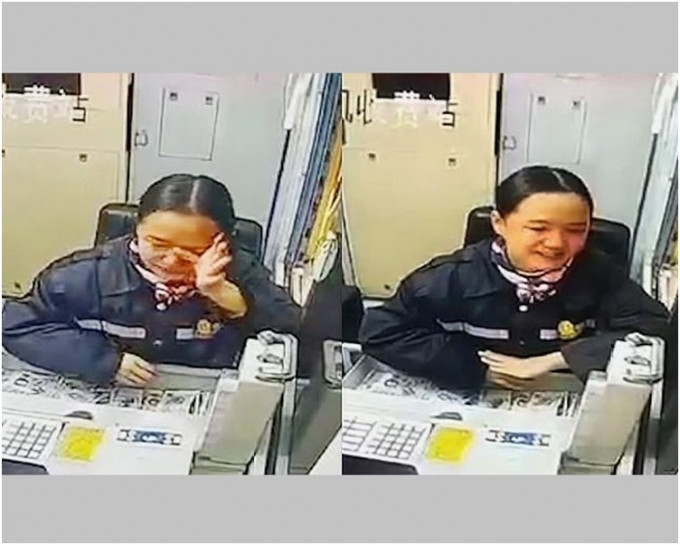 女收费员一秒抹掉眼泪变脸微笑继续工作。网图