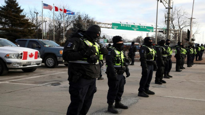 加拿大警方在大桥入口劝喻示威者离场。REUTERS