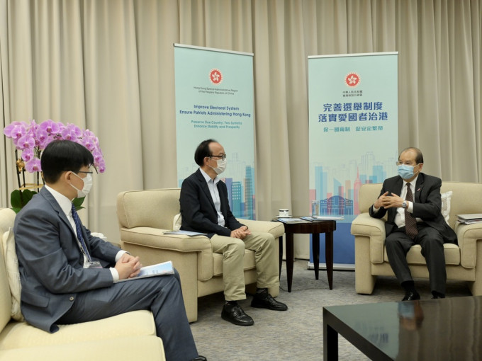 张建宗(右一)今日主持三场解说会，就完善香港特别行政区选举制度进行解说。政府新闻处图片