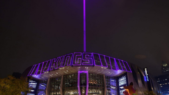 帝王主场馆在球迷呐喊声中，于馆顶射出一束紫色激光柱直达天际。网上图片