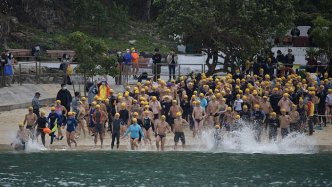 元旦冬泳拯溺锦标赛在浅水湾举行。陈极彰摄