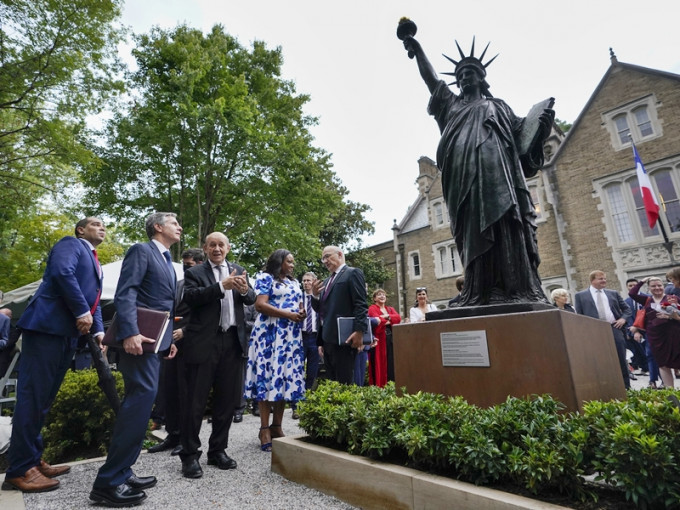 小型版自由神像於法國駐華盛頓官邸外揭幕。AP圖片